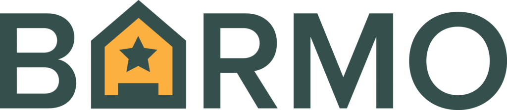 Tučným tmavozeleným písmom je napísané slovo BARMO. Písmeno A je štylizované ako domček s oranžovým vnútrom a čiernou hviezdou uprostred.